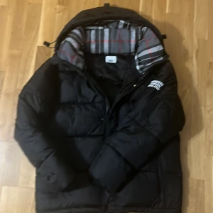 Ny Burberry puffer - Ny burberry puffer perfekt för att hålla dig varm om vintern. Går även att ta bort armarna för att göra det till en väst. Jackan har används endast en gång.