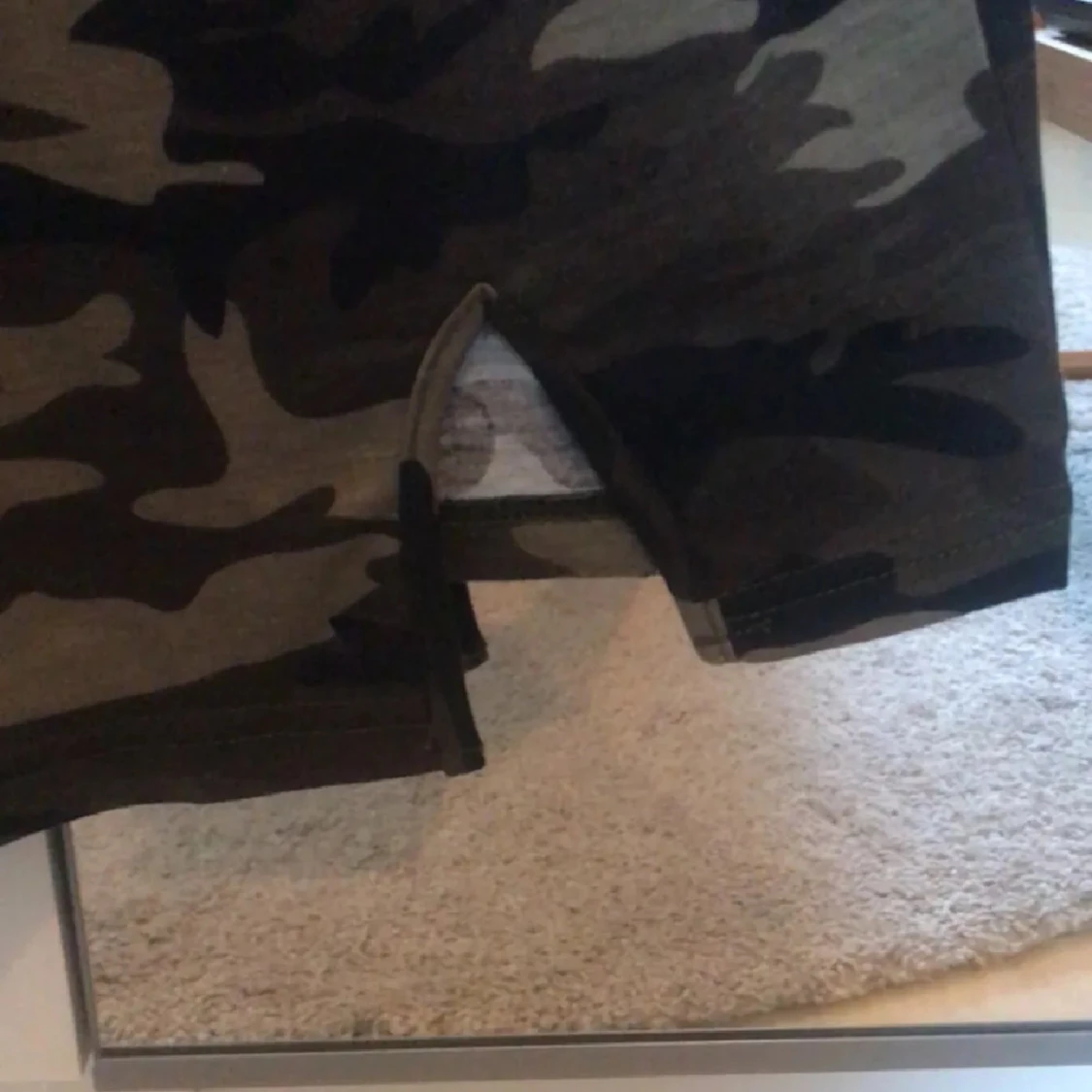 Camouflage kortklänning med slits - 1