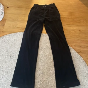 Svarta juciy byxor - De är i storlek XXS. Köpte för 2000. Inga skador på dom eller så! Det ända som saknas är snörret🫶