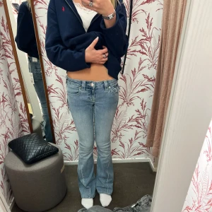 True Religion Joey Low Rise Flare jeans - Superpopulära ljusblå jeans från True Religion med klassiska kontrastsömmar och ikoniska fickdetaljer bak. Modellen Joey och har bootcut-ben och en så fin låg midja. Storlek W25 men passar xxs/xs/s. Lite slitna längst ner på baksidan men är inget som man tänker på så de är i bra skick❤️Midjemåttet är 38 cm och innerbenslängen är 82 cm💓Skriv om du har några frågor eller om du vill ha flera bilder🥰🫶🏻