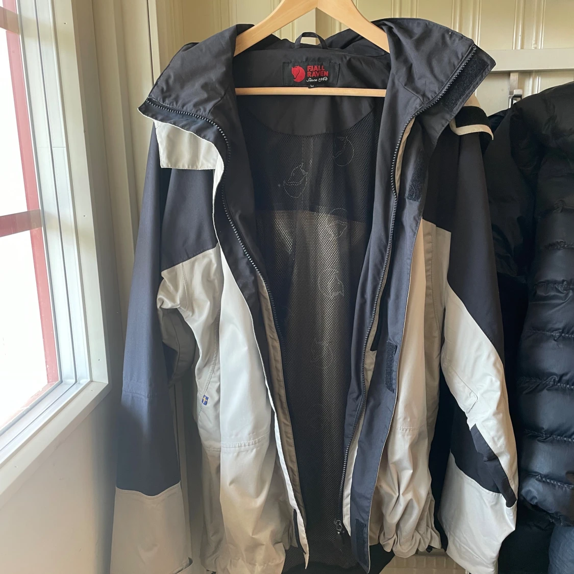 Svart och grå vindjacka från Fjällräven - 1