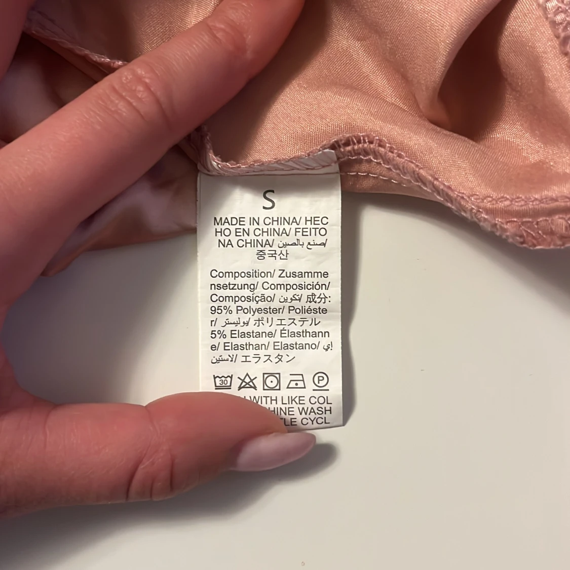 Rosa satinshorts och linne med spetsdetaljer - 3