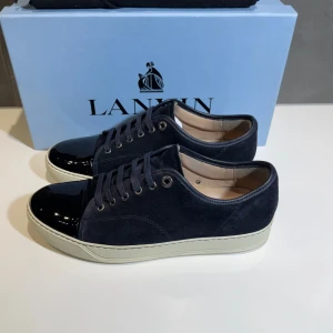 Lanvin  - Lanvins i storlek uk 7/42 passar 43. Skick 9,5/ som nya, box samt dustbags medföljer vid köp, vid funderingar hör av er.