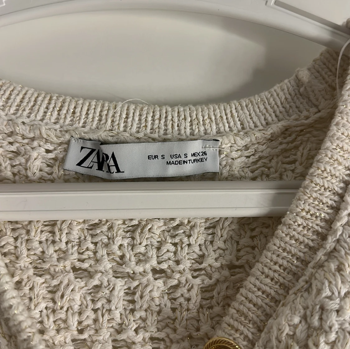 Beige stickad kofta från Zara med guldknappar - 2