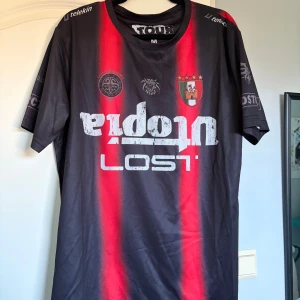 Travis Scott fotbollströja - Travis Scott tröja inför hans Europa turné i storlek M. Kom aldrig till användning så bättre att någon annan får ta vara på denna feta tröja! Pris går att diskutera                                                                     Hör gärna av dig vid fler frågor!