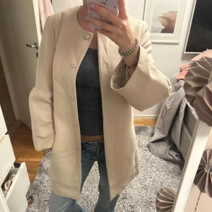 Beige kappa med vida ärmar -  Supersöt beige kappa med puffade ärmar, knappt använd!! Storlek 34🧥 250kr + frakt