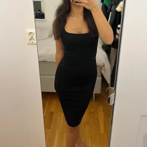 Svart klänning - Säljer min svarta klänningen köpt flera år sedan från Zaras gamla kollektion. Den har knappt kommit till användning och är i ett väldigt tjockt och skönt material. Den sitter fint åt kroppen och har en kort slits baktill.