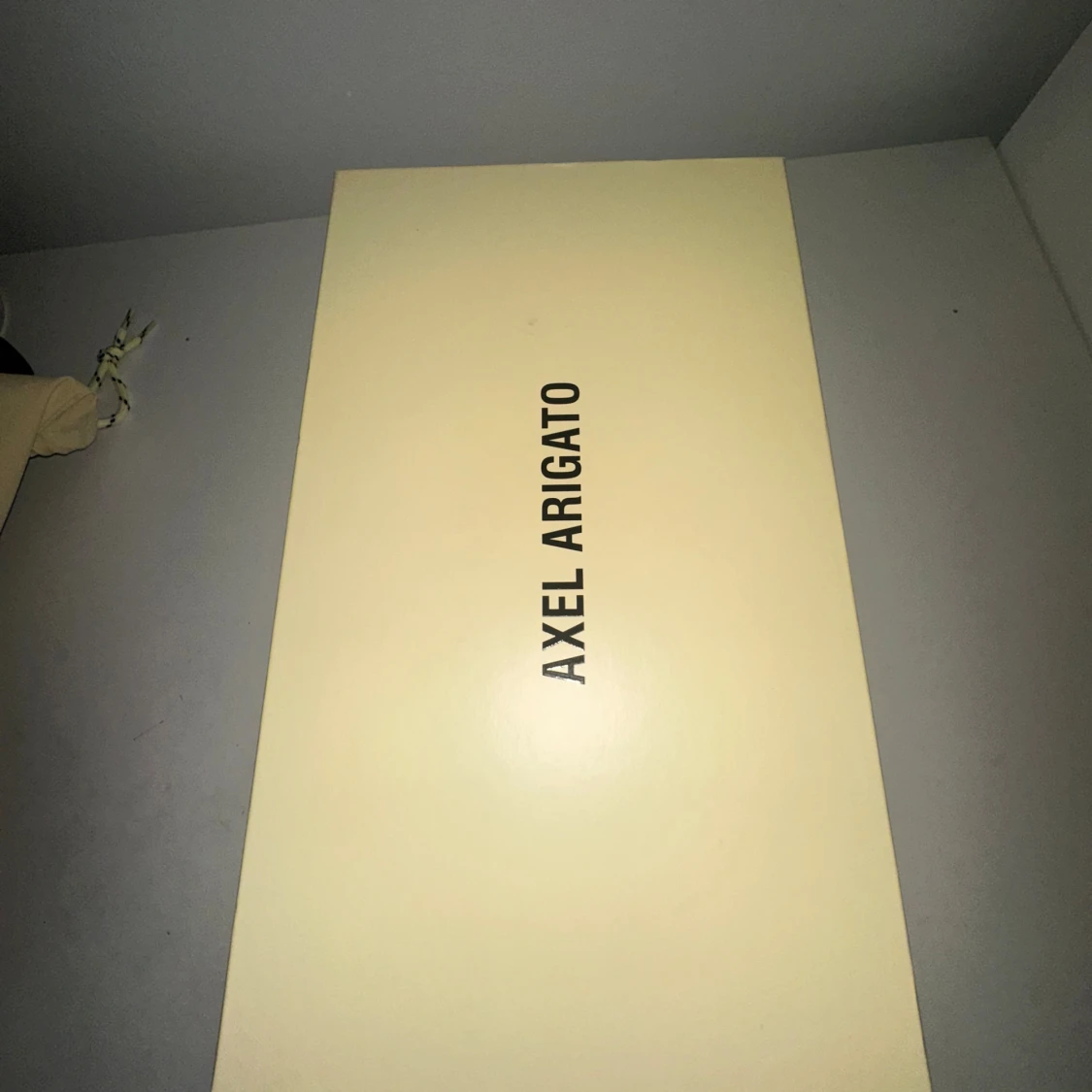 Svarta sneakers från Axel Arigato 360 lace less mocka - 3