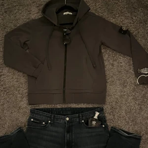 Stone Island - Säljer en grå hoodie från stone Island, den är riktigt fet och passar er lite längre, 185+ är de bästa längderna! Hör av er vid frågor osv! 