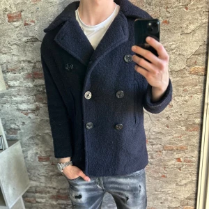 Ralph Lauren Skepparkavaj - Mycket fint skick, lite nopprig men annars inget. Storlek 48/S passar dig som är mellan 175-185cm ungefär. Nypris ca 4000kr. Modellen är 185 cm, 79 kg. Passar bra nu till vintern. Skriv för mer information!🤝