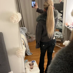 Meotine jacka grå - Hej!säljer denna sköna böna nu då den inte kommit till användning . Jätte bra till vintern, varm och mysig. Jag har haft den cirka i ett halvår men den är i gott skick, en knapp har lossnat längst ner på jackan men de är enkelt att sy på. Ingen propaganda när jag säger att den är skit snygg! Funkar även toppen på våren och hösten❤️