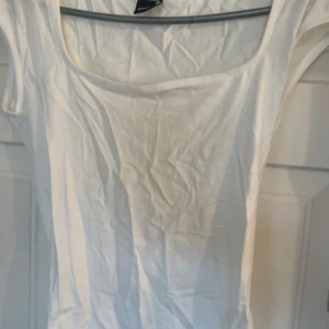 Vit linnetopp från Gina Tricot XS - Säljer en vit linnetopp från Gina Tricot i storlek XS. Toppen har en fyrkantig urringning och är ärmlös, perfekt för varma dagar. Materialet är mjukt och lätt bomull som känns skönt mot huden. Enkel och stilren design som funkar till många olika looks.