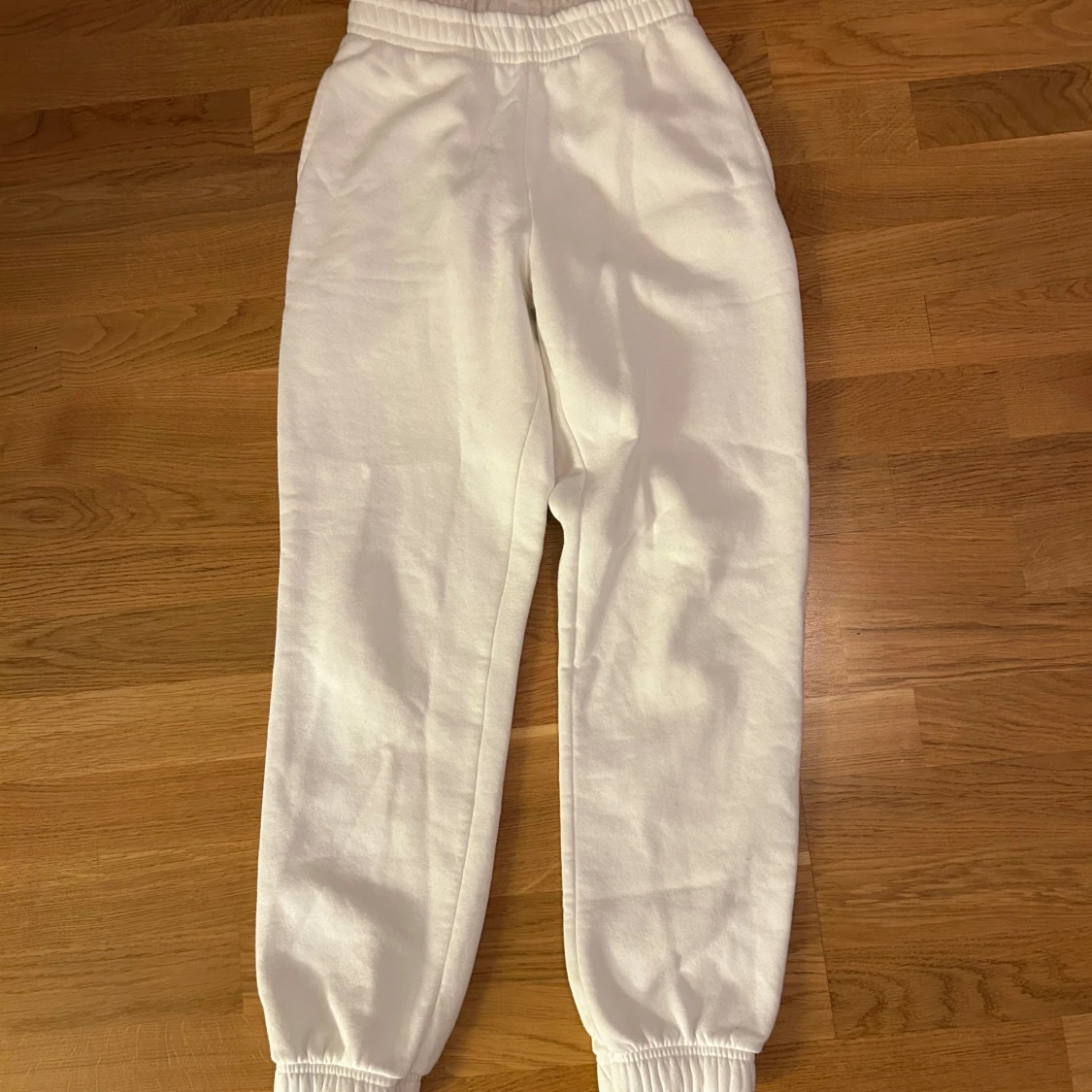 Vita mjukisbyxor från Gina Tricot