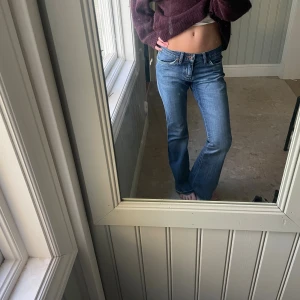 Blå bootcut jeans  - Midjemått: 35cm. Innerbenslängd: 82cm. (Storlek 25.) Kolla in min profil, följ för fler plagg🙌