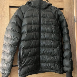 Mörkgrön peak performance jacka junior - Säljer min peak performance jacka då jag ska köpa ny💕Jackan är i en mörkgrön färg som man kan se på bilderna. Köpt förra vintern och är i perfekt skick. Är i junior storlek 170 men passar mig som brukar ha S i jackor. Jackan är även unisex så passar både killar och tjejer 