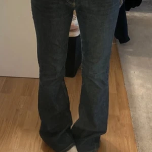 mörkblåa jeans! - snygga jeans köpta på Vinted i jätte bra skick! säljer för att de var för stora! innerbenslängden är 86 de skulle passa någon med mellan S-M i storleken! 💓