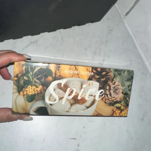 Spice Fragrance Oils Set doft olja aroma - Set med 6 doftoljor: kanel, vanilj, äppelcider, kaffe, ginger bread och pumpkin pie. Varje flaska innehåller 10 ml. Perfekt för att skapa mysig stämning hemma med doftspridare, ljus eller tvål. Fungerar även till diffuser aroma. 🎁Arome Temps Spice doftoljor. Kan användas med diffusorer, lampringar, doftpåsar, hushållsrengöringsmedel, för att göra rumsdoft, tvål och ljus