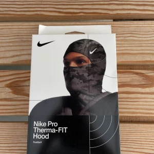 Nike Balaklava  - Balaklava /skimask från Nike. Helt ny med lådan kvar aldrig använt. Har du frågor är det bara att skriva 