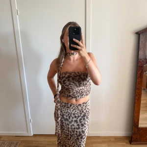 Leopardmönstrad långkjol från Zara - Trendig långkjol från Zara i leopardmönster. Kjolen har en rak passform och är tillverkad i ett mjukt, lätt material!