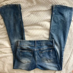 Lågmidjade bootcut jeans - Jättefina jeans med perfekt tvätt och bootcut, säljer bara för att dom inte passar 🥲skulle säga de är normala i storleken och innerbenslängden är 78cm. Använda fåtal gånger. Skriv om du har funderingar ❤️