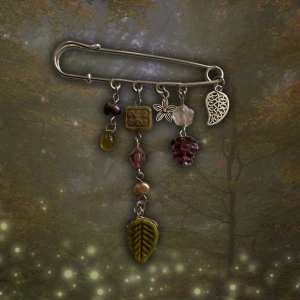 Bagcharm no1🍓🌿🌸 - Handgjord bagcharm med tjeckiska glaspärlor & upcycled sötvattenpärlor🍓🌿🌸 Själva bagpin:en är i rostfritt stål :)