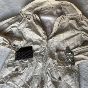 Beige Jacka från Massimo Dutti - Snygg beige jacka från Massimo dutti. Jag har inte använt den en ända gång utan den har bara legat uppe i en garderob i ett tag. Eftersom den bara tar plats säljer jag nu den⭐️🕺🏻 Öppen för att diskutera pris❗️