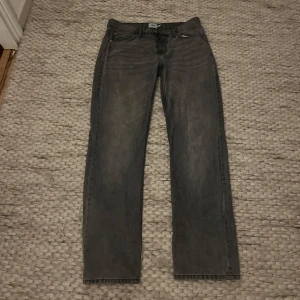 Gråa straight jeans från lager157 - Säljer ett par gen lite mer baggy jeans från lager157