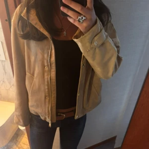 Beige mockajacka med dragkedja - Sååå fin suede jacka från zara, köpt i somras 💕