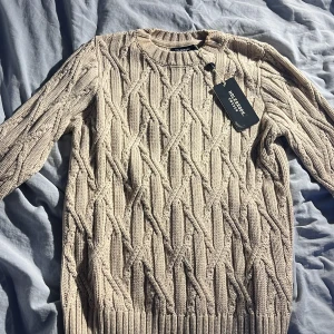 Beige stickad tröja  - Beige stickad tröja från Holebrook Sweden – strl XS - Nypris 1000kr Superfin och mysig stickad tröja i 100% ekologisk bomull från kvalitetsmärket Holebrook Sweden. Färgen är en varm beige som passar till allt. Perfekt både till vardags och kyligare dagar! Tröjan är i fint skick, inga fläckar eller hål. Normal passform, väldigt skön att ha på sig. 