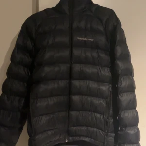 Peak performance jacka  - Säljer en svart dunjacka från Peak Performance i storlek M. Jackan är knappt använd jätte fint skick kan gå ner vid snabbt köp jätte varm o snygg nu till vinter