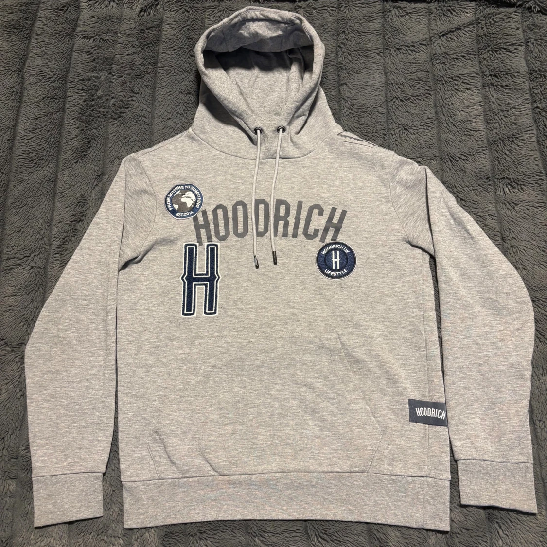Grå hoodie från Hoodrich 