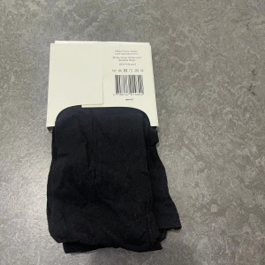 Svarta leggings 40 den Body Comfi - Svarta leggings från Body Comfi, 40 den, tunna och stretchiga. Perfekta att styla till kjol eller shorts. Tillverkade i 100% polyamid för en smidig känsla. Säljs i förpackning om ett par.