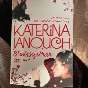 Blodssystrar - En gripande roman om barnmorskan Cecilia Lund, där dramatik, relationer och livets stora frågor möts. Perfekt för dig som gillar spänning, känslor och starka karaktärer. Sjunde delen i en populär serie som engagerar unga vuxna.