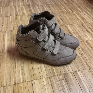 Isabel marant skor  - Isabel marant skor från märket vox. Köpta på loppis, men var tyvärr för stora. Skriv gärna om du vill ha fler bilder! Skulle säga att färgen är lite beige/grå/brun.