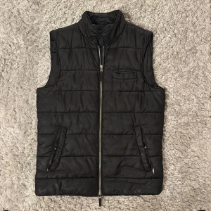 John Henric Dunväst - | Condition: 7/10 | Color: Black | What is included: The Jacket | Retail price: 2000kr | 