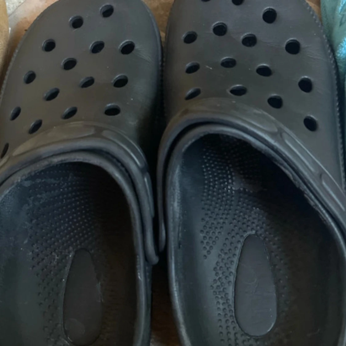 Fyra par olika stilar och storleker tofflor  - 2