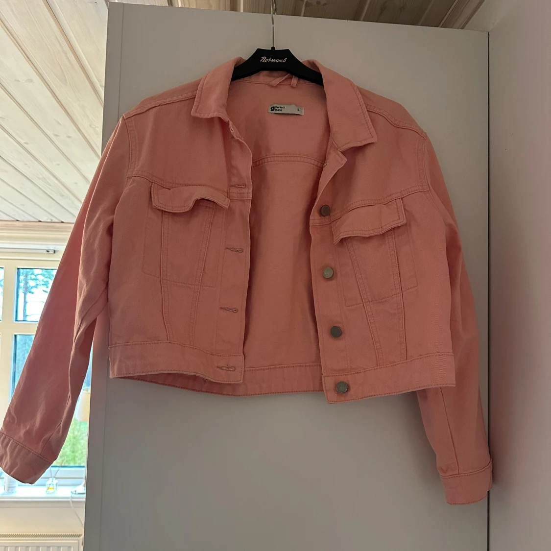 Croppad rosa jeansjacka från Gina Tricot - 3