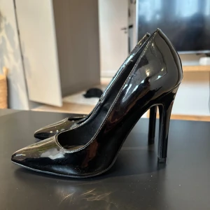 Svarta klackar från Nelly - Säljer ett par svarta pumps från Nelly i storlek 36. Skorna är endast testade hemma, säljer då dem tyvärr är för stora för mig. Köpta för ca 300kr🩷