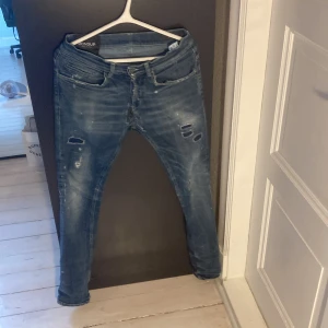 Blå skinny jeans från Dondup, stl 30 - Snygga jeans från Dondup i storlek 30. Perfekt om man vill sticka ut men fortfarande vara stilren. Köpta på united fashion i Göteborg för 4200 men säljes endast för 600!
