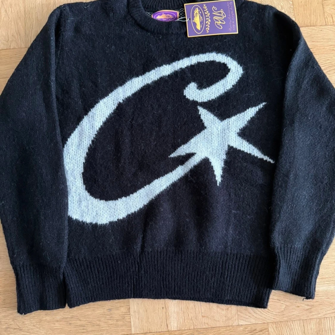 Svart stickad tröja med stjärna från Corteiz