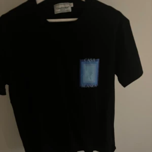 Casablanca T-shirt - Hej, säljer nu min Casablanca T-shirt då den är för liten. Endast använd 2-3 gånger och är som helt ny. Storlek S. 