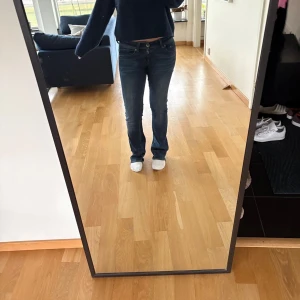 Blå bootcut jeans från G-Star RAW - Snygga mörkblå jeans från G-Star RAW med klassisk bootcut passform och raka ben. Jeansen har fem fickor, synliga sömmar och läderpatch med logga bak i midjan. Materialet är slitstarkt denim i bomull. Perfekta för dig som gillar en tidlös och cool stil.❤️ 41 cm i midjemått och 87 i innerbenslängd.❤️