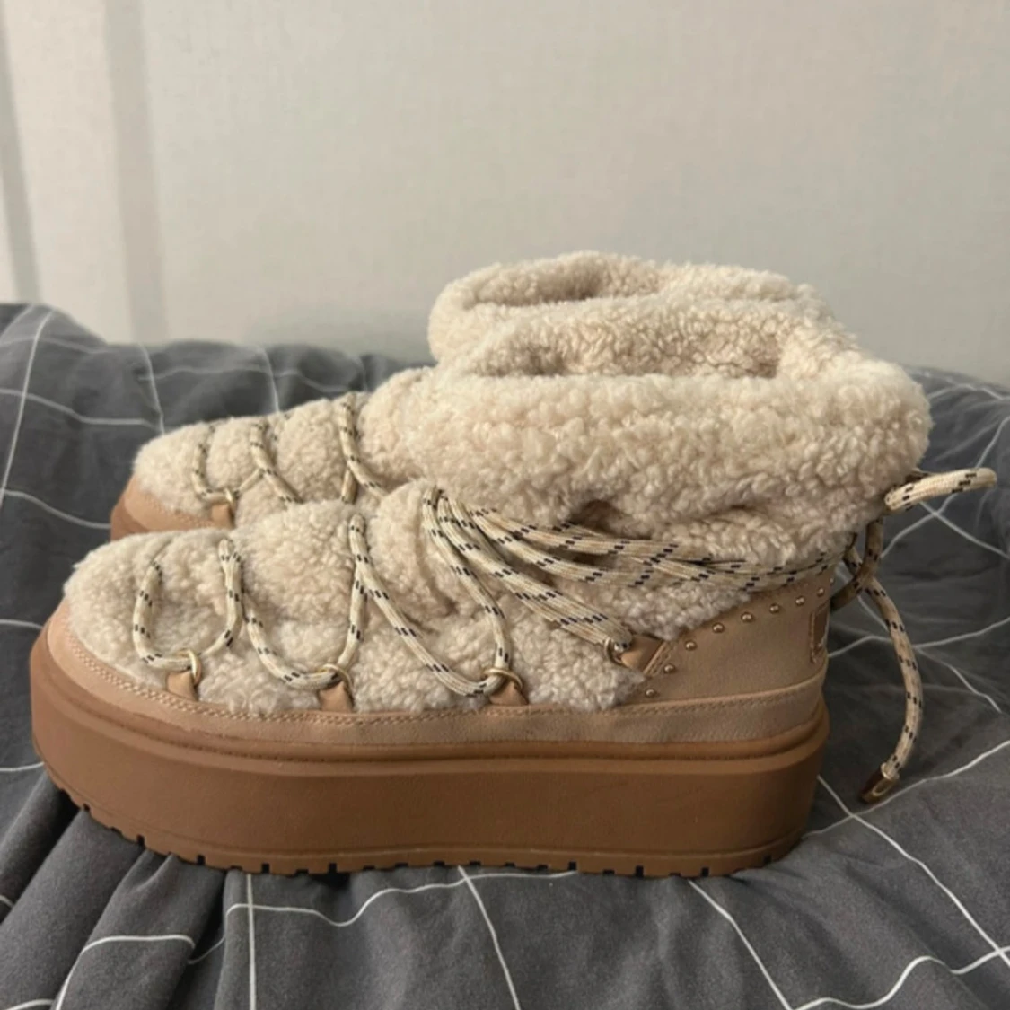 Beiga moon boots från Bershka