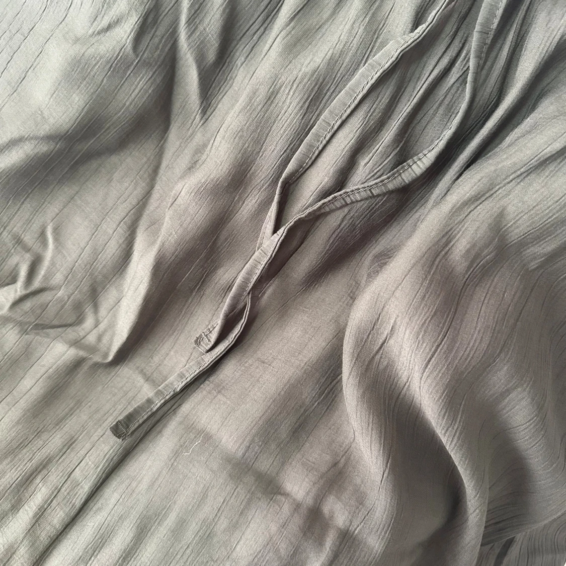 Mörkgrön långkjol med snörning - 1