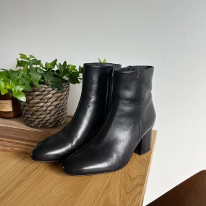 Stövletter i skinn - Stövletter med klack i äkta läder från Anna Field. Använda ett fåtal gånger och är i bra skick 🥰