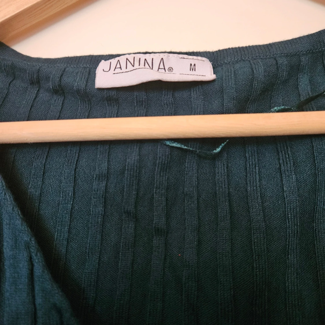 Mörkgrön ribbad tröja från Janina - 1