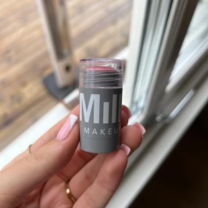 Milk Blush ”Rally” - Milk blush i färgen ”Rally”. Endast använd med borste.