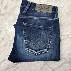 Blåa Replay Anbass - Säljer ett par feta replay anbass jeans! Skicket är 10/10 helt nytt skick! Strl är W29 L32, men dem är korta i längden, på bild två är personen 170 o väger ca 55 kg. Nytt pris ca 2000kr mitt pris 650kr. Hör av er vid frågor!