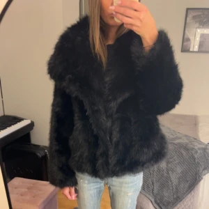 Svart pälsjacka - Jätte snygg svart pälsjacka som jag aldrig använt, den går at knäppa!! Skulle säga att det är s-m i strl!!🤍