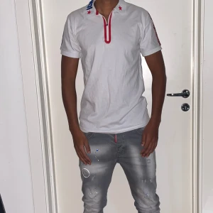 Fendi pike strl S vit  - Helt ny. Fin replika med grym kvalitet. Modellen är 175cm väger 67 kg. Pris: 599kr. Först till kvarn 